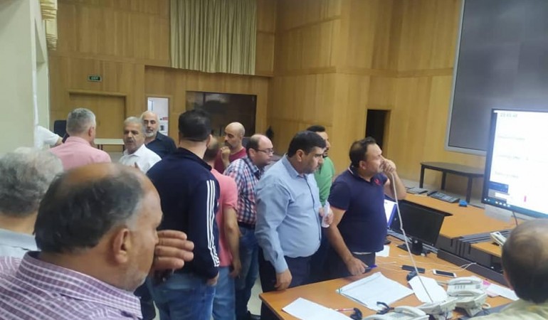 وزير الكهرباء المهندس غسان الزامل  مع المهندسين و الفنيين  في وزارة الكهرباء من مركز التنسيق الرئيسي
