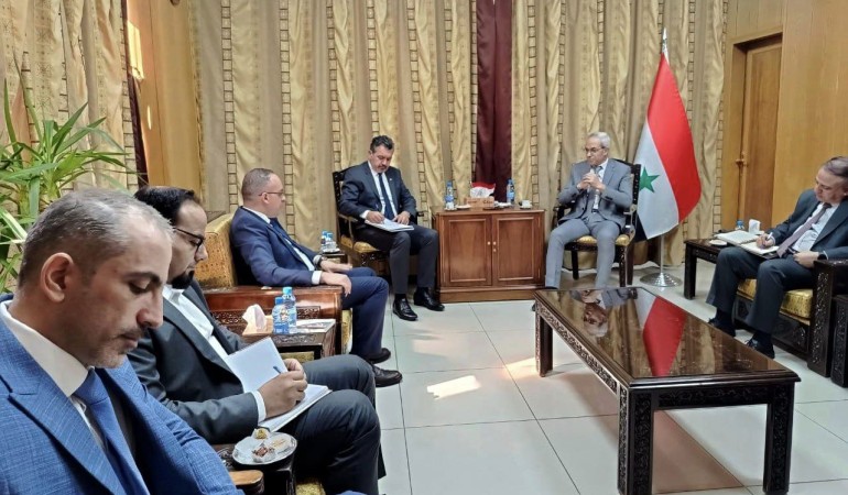 بحث سبل تعزيز التعاون المشترك بين وزارة الكهرباء واللجنة الدولية للصليب الأحمر