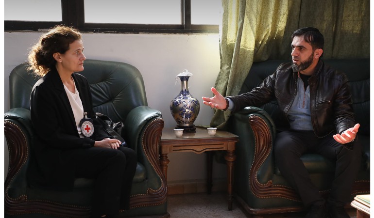 بحث سبل تعزيز التعاون المشترك بين وزارة الكهرباء واللجنة الدولية للصليب الأحمر