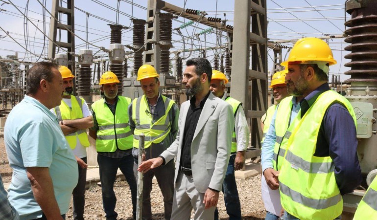 مدير مؤسسة نقل وتوزيع الكهرباء يكرم عمال محطة ميدان2