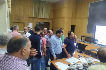 وزير الكهرباء المهندس غسان الزامل  مع المهندسين و الفنيين  في وزارة الكهرباء من مركز التنسيق الرئيسي