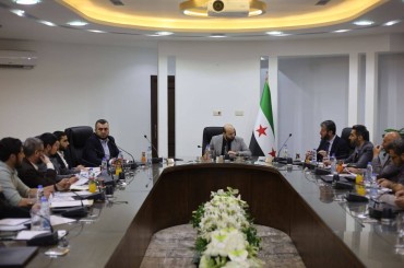 وزير الطاقة يجتمع بمعاونيه ومديري مؤسسات الوزارة